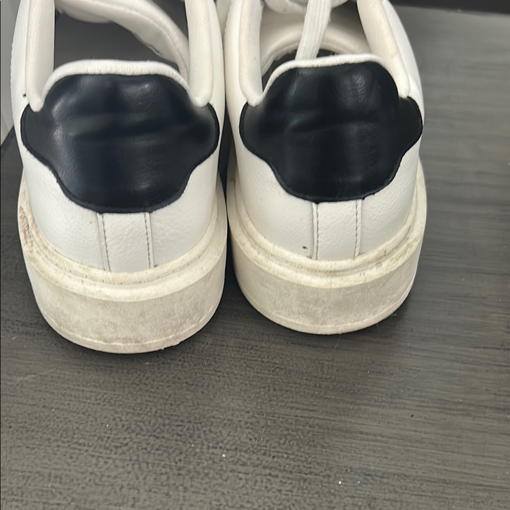 Steve Madden White Sneakers Classic Minimalist Design - Picture 5 of 5